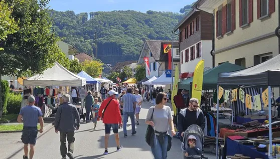 Besucher und Stände auf dem Toffemärit 2026